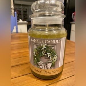 NEW 22oz YANKEE CANDLE Frosted Mistletoe